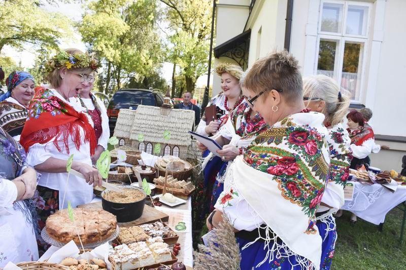 Najlepsze gospodynie w gminie serwowały: kapuśniak, gołąbki, pierogi i mięsa w kapuście, ale też i inne przysmaki. <br/>fot.GCK w Medyce