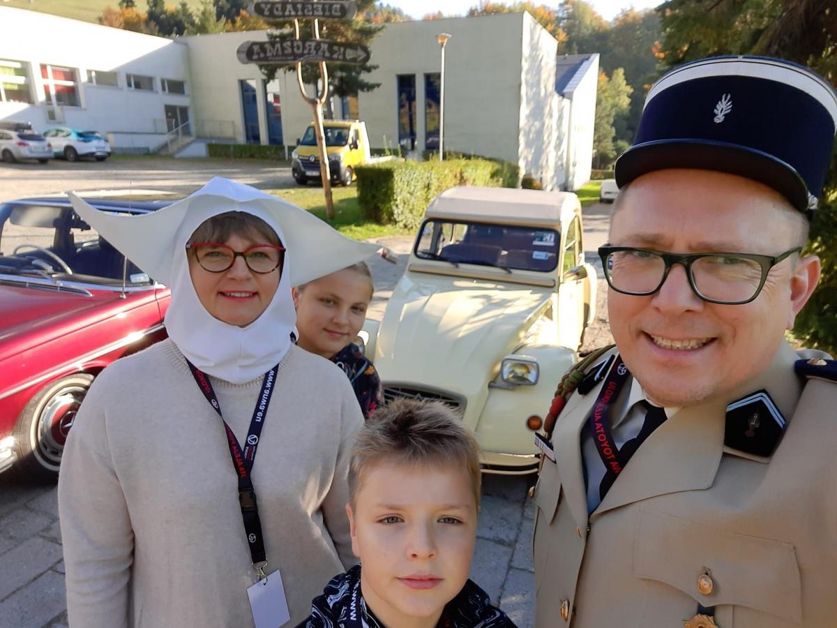 Rodzina Kuligowskich absolutnie zawładnęła publicznością strojem. Oryginalny galowy strój żandarma w Paryżu, w połączeniu z kornetem zakonnicy rodem z Saint Tropez, zrobił furorę na rajdzie, co zaowocowało nagrodą publiczności.<br/>fot.ze zbiorów Macieja Kuligowskiego