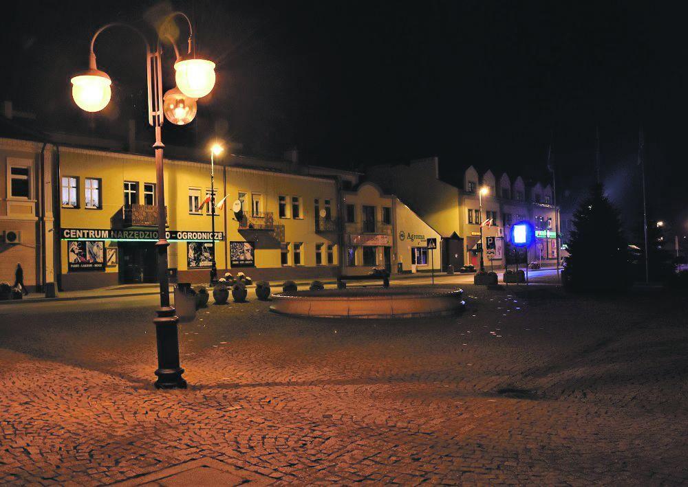 W centrum Sieniawy jasno za sprawą ulicznych latarni jest teraz w godzinach od 19 do północy. To dość radykalne cięcie, bo wcześniej lampy świeciły się od 19.30 do 5.30 rano.

<br/>fot.UG Sieniawa