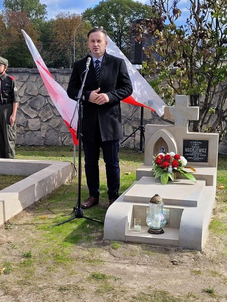 Uroczysta prezentacja odnowionego nagrobka działaczki ruchu oporu Marii Maciejewicz z Godowskich ps. Aldona, zmarłej tragicznie w wieku 31 lat w 1944 r, odbyła się z udziałem naczelnika Biura Upamiętniania Walk i Męczeństwa IPN w Rzeszowie dra Piotra Szopy.<br/>fot.IPN odział Rzeszów