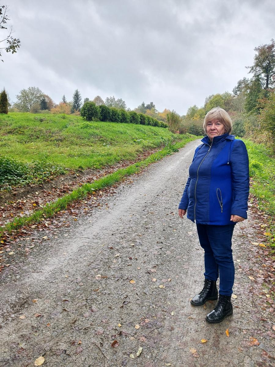 Pani Mieczysława pokazuje wszelkie nierówności, zwraca uwagę na wodę stojącą w powstałych koleinach i wyrwy, które mieszkańcy nauczyli się omijać, ale przyjezdnym mogą sprawić wiele problemów.<br/>fot.MR 