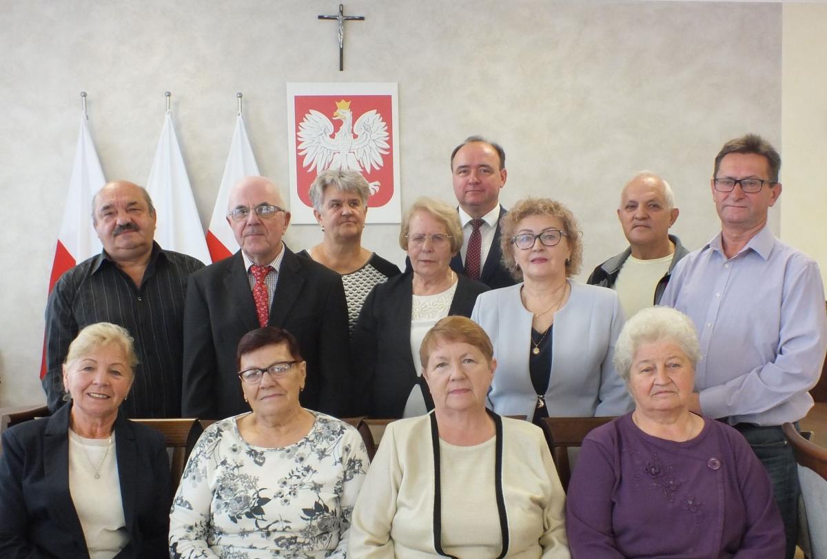 Członkowie Rady Seniorów Gminy Orły drugiej kadencji zainaugurowali swoją działalność, składając uroczyste ślubowanie i odbierając gratulacje od przedstawicieli gminnych władz – wójta Bogusława Słabickiego oraz przewodniczącej rady gminy Małgorzaty Hawro.<br/>fot.UG Orły