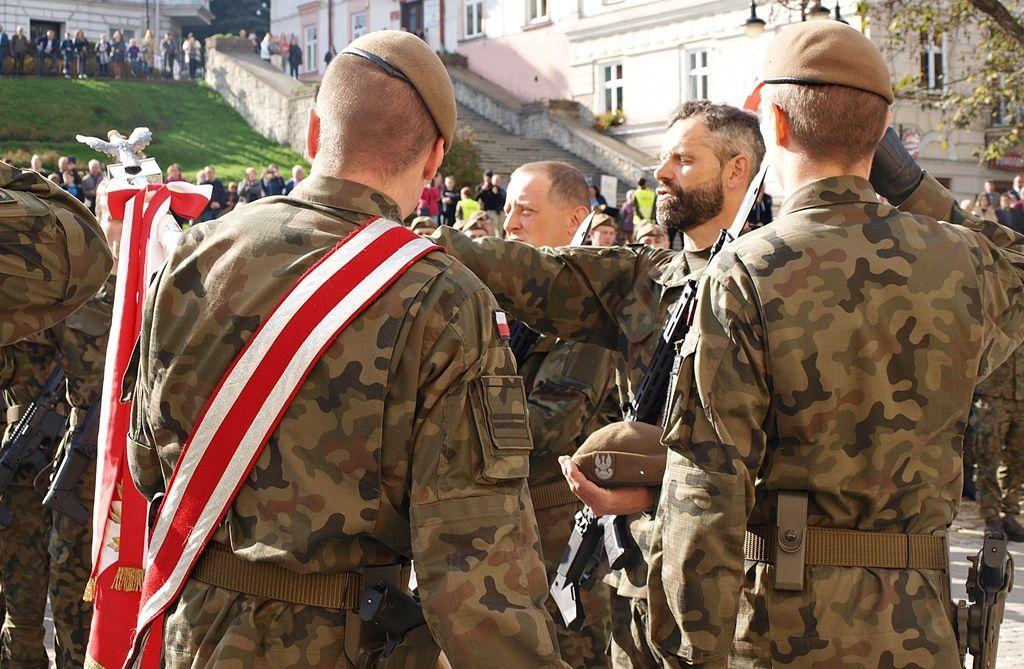 Przysięgę na sztandar złożyła reprezentacja nowo wcielonych żołnierzy, szeregowi: Łukasz Szaruga, Tomaasz Brodala, Daniel Golba i Krzysztof Potoczny.<br/>fot.Mariusz Godos