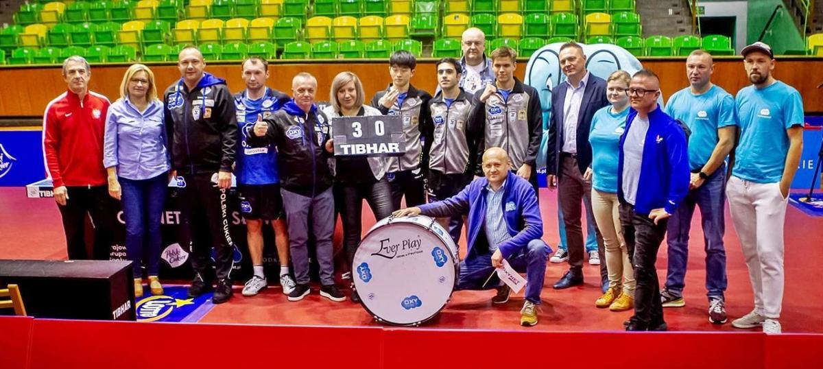 Jarosławska ekipa z wiernymi kibicami po zwycięskim, derbowym spotkaniu z Fibrain AZS Politechniką Rzeszów.<br/>fot.Agnieszka Kulka