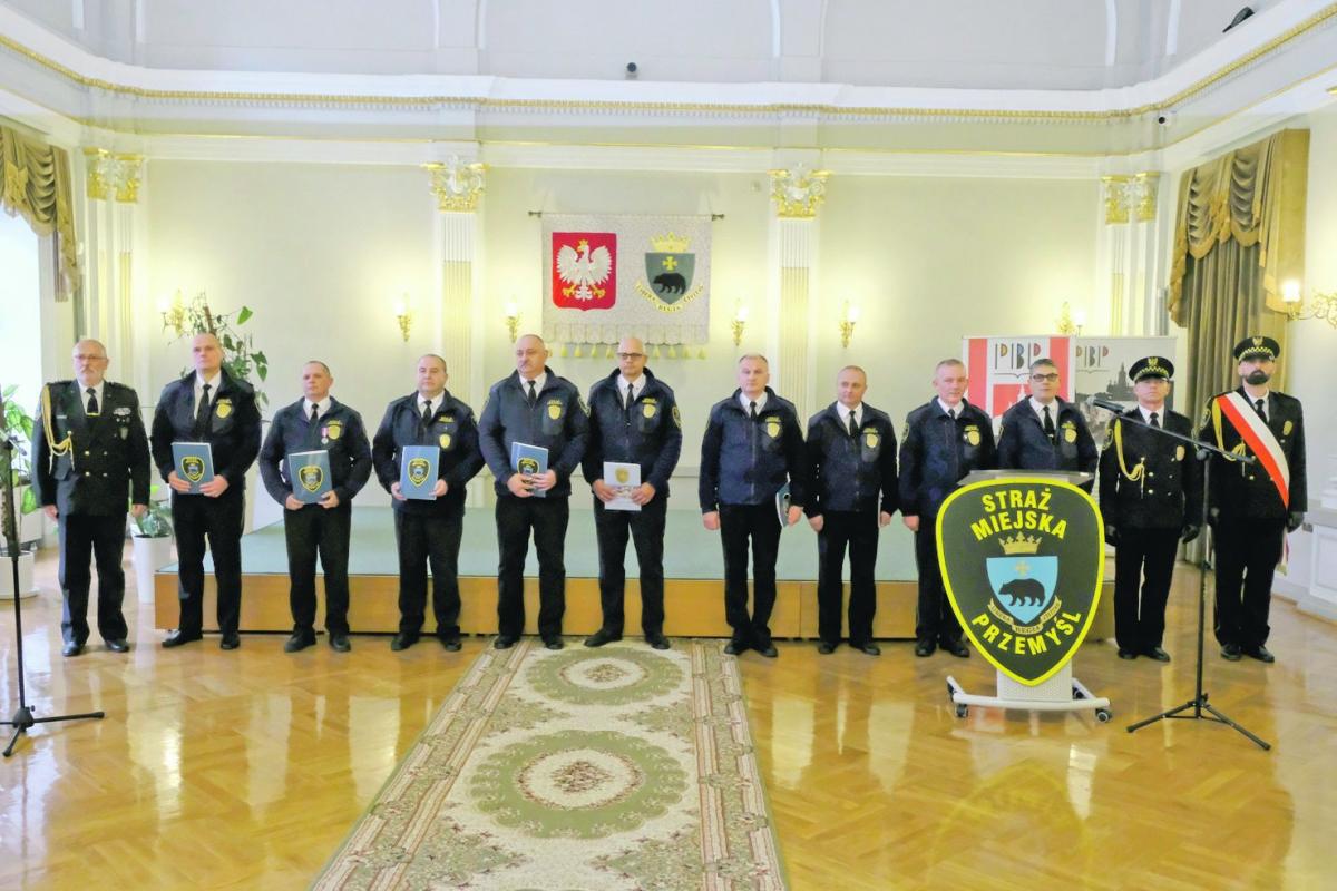 Strażnicy, którzy otrzymali awanse na wyższe stanowiska.<br/>fot.Jacek Szwic