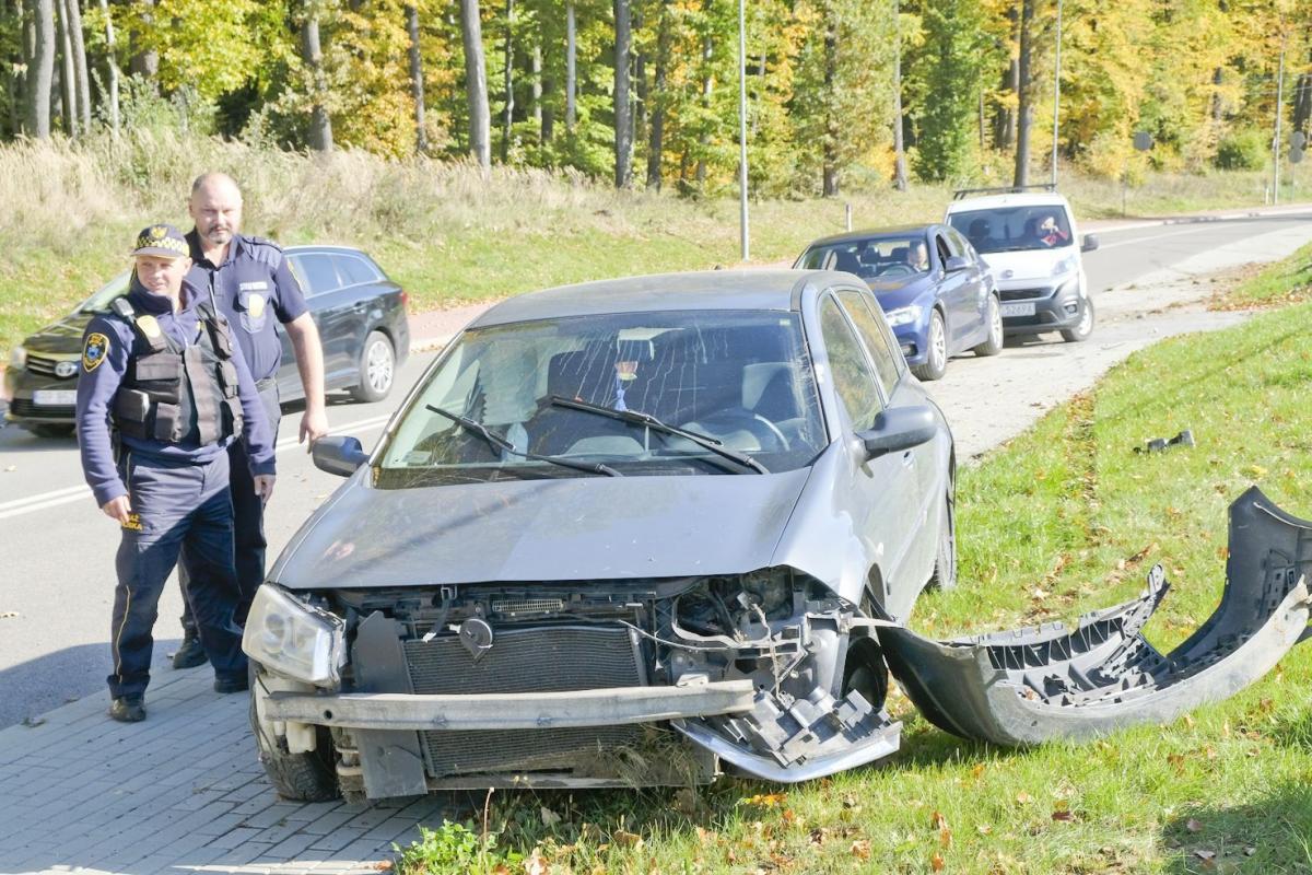 Renault rozbity podczas ucieczki.<br/>fot.Jacek Szwic