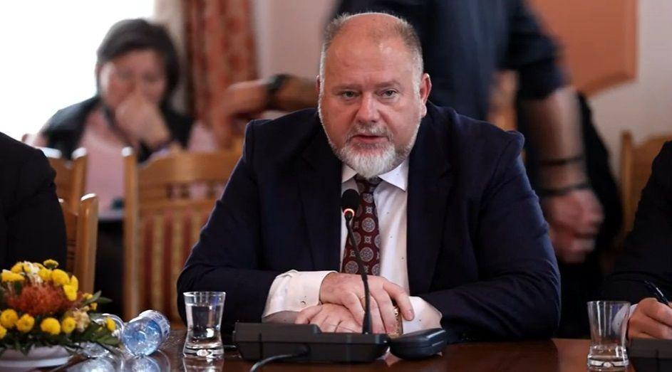 Burmistrz Waldemar Paluch, jako gospodarz i wnioskodawca sesji nadzwyczajnej, wyraził zgodę na procedowanie projektu uchwał klubu Wspólnie Zmieniajmy Jarosław, jednak nie odniósł się do decyzji większości rady w sprawie odwołania ze swoich stanowisk radnych M. Nazarewicza i W. Strzępka. 
<br/>fot.Tw