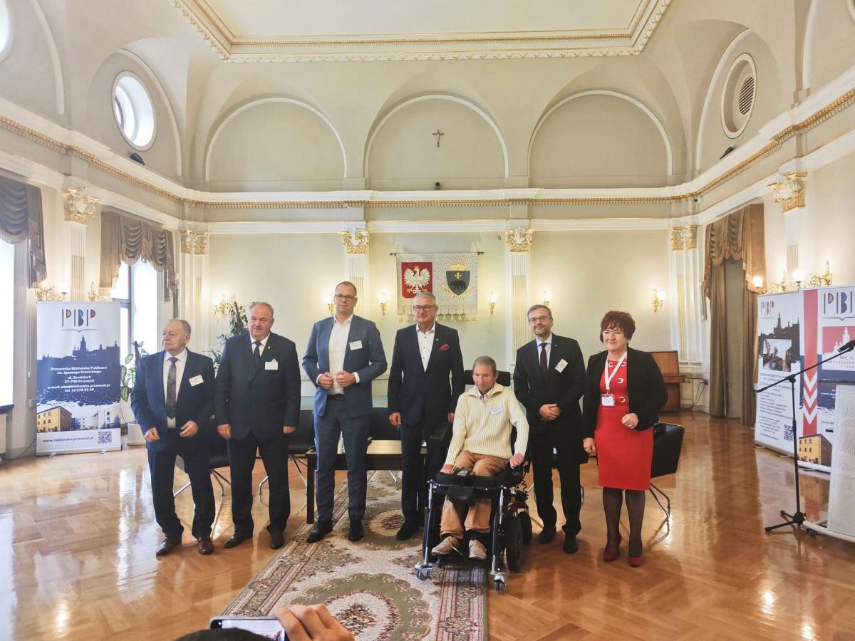 O szansach i zagrożeniach wynikających z aktualnej sytuacji geopolitycznej i geostrategicznej Przemyśla debatowano niedawno w przemyskiej bibliotece.  Na zdjęciu uczestnicy debaty wraz z jej pomysłodawcą M. Barem.<br/>fot.FB M. Bar