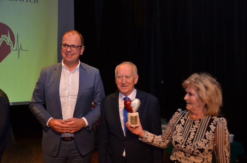 Założycielka Stowarzyszenia Metalowych Serc kardiolog A. Zasadny i prezes zarządu stowarzyszenia Gerard Szczygieł w towarzystwie gospodarza miasta Wojciecha Bakuna.<br/>fot.UM Przemyśl  