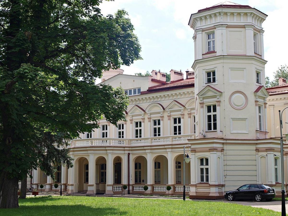 Studia magisterskie na kierunku projektowanie graficzne w tym roku nie ruszą. Powodem jest zbyt mała liczba kandydatów. Studenci, którzy wzięli udział w rekrutacji i zamierzali go studiować na przemyskiej uczelni, twierdzą, że nie było z jej strony informacji o tym, że kierunek nie zostanie uruchomi