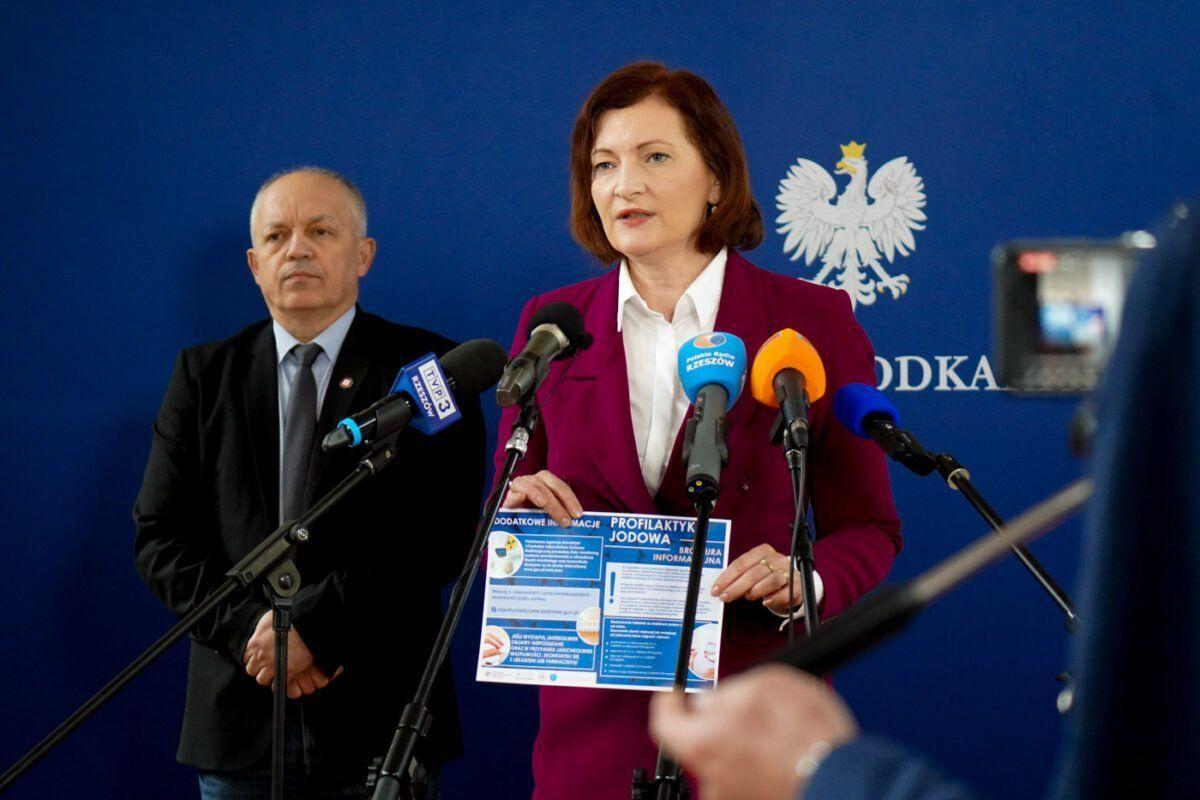 Jak zaznaczyła wojewoda E. Leniart samorządy miały pełną dowolność w kwestii wyboru miejsc, które wskazywały jako gminne punkty wydawania tabletek jodku potasu. Są to obiekty łatwo dostępne w danej miejscowości. Zarówno szkoły i obiekty urzędów, jak i domy strażaka.


<br/>fot.PUW Rzeszów