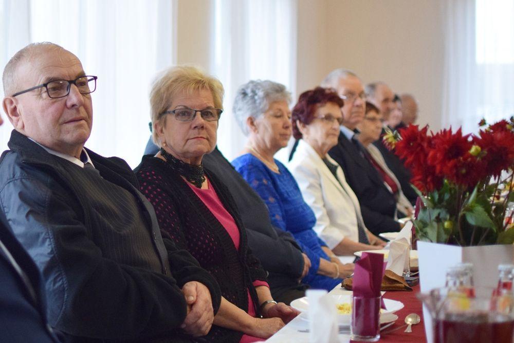 Dla jubilatów przygotowano okolicznościowe występy i poczęstunek.<br/>fot.UG Wielkie Oczy