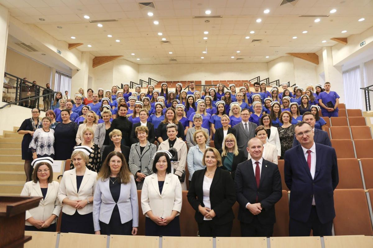 Do grona absolwentów kierunku pielęgniarskiego jarosławskiej uczelni dołączyło kolejnych 149 osób. <br/>fot.PWSTE w Jarosławiu