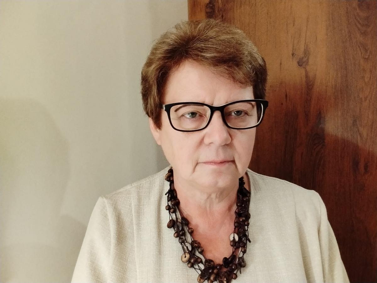 – Praca nad książką wyzwalała emocje, które czasem mnie… blokowały, bo wracały wspomnienia z czasów, gdy pani Irena gościła w Jarosławiu. Ujęła mnie szczerym szacunkiem wobec wszystkich, których spotykała, koncertując u nas – mówi o pierwszej damie polskiej piosenki – Irenie Jarockiej – redaktorka p