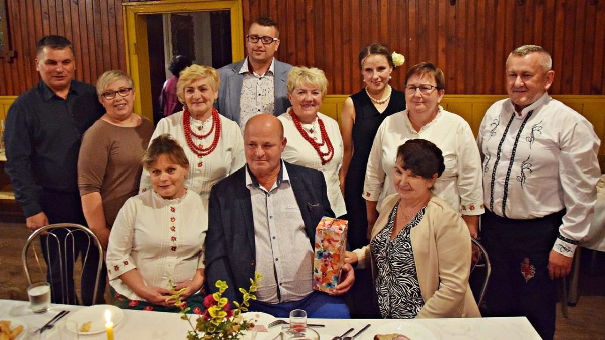 Wieczór autorski Elizy Anny Niemczyckiej zorganizowany był z myślą o wsparciu poszkodowanego w pożarze sołtysa wsi Hucisko Nienadowskie. Po uczcie duchowej na uczestników czekała uczta kulinarna przygotowana przez Koło Gospodyń Wiejskich w Piątkowej.<br/>fot.ze zbiorów własnych