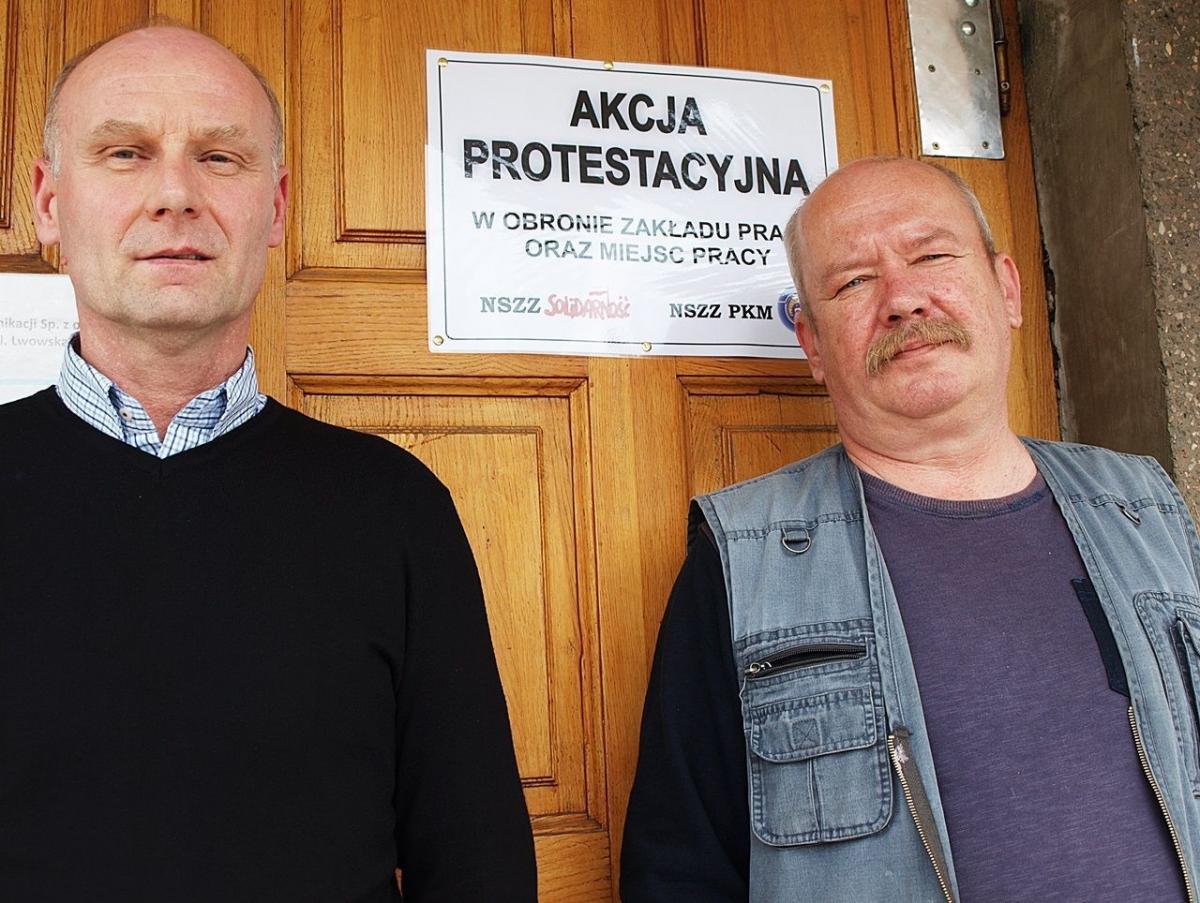 Związkowcy (z lewej – Donald Krzysik, obok – Kazimierz Dudziak) z MZK sp. z o.o. w Przemyślu, choć nie biorą takiej ewentualności pod uwagę, ale niebezpieczeństwo, że dojdzie do paraliżu komunikacji miejskiej w mieście, jest.<br/>fot.Mariusz Godos
