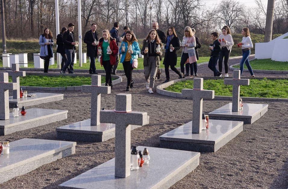 Od wielu lat na polskich grobach na Kresach Wschodnich w listopadzie pojawiają się setki biało-czerwonych zniczy.<br/>fot.ze zbiorów własnych