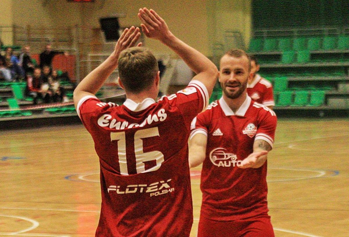 Dzisiejszego wieczoru przemyślanie aż 8-krotnie cieszyli się ze zdobycia bramki. Na pierwszym planie Sebastian Pawlak.<br/>fot.Grzegorz Gajdzik