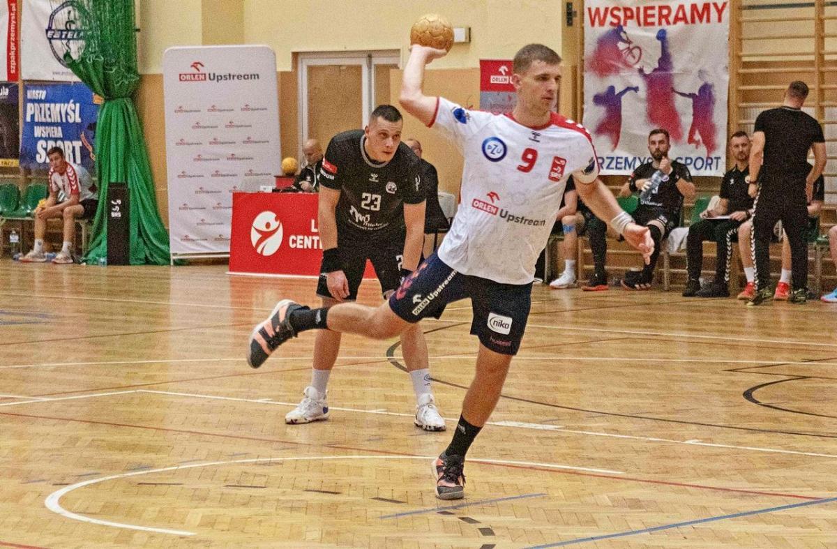 Jakub Ćwięka rzucił w Łodzi aż 14 bramek i awansował na fotel lidera klasyfikacji strzelców Ligi Centralnej!<br/>fot.Grzegorz Gajdzik