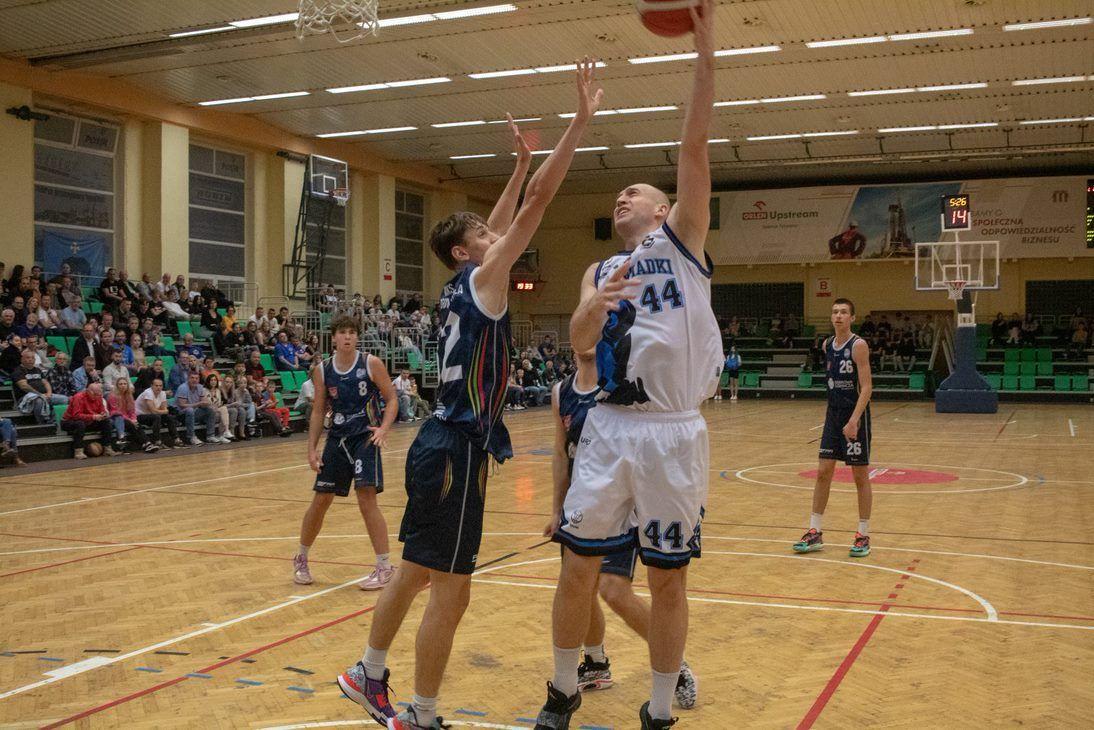 Konrad Strzępek (z prawej) rozegrał bardzo dobre zawody. Zdobył 15 punktów i miał 8 zbiórek.<br/>fot.Grzegorz Gajdzik