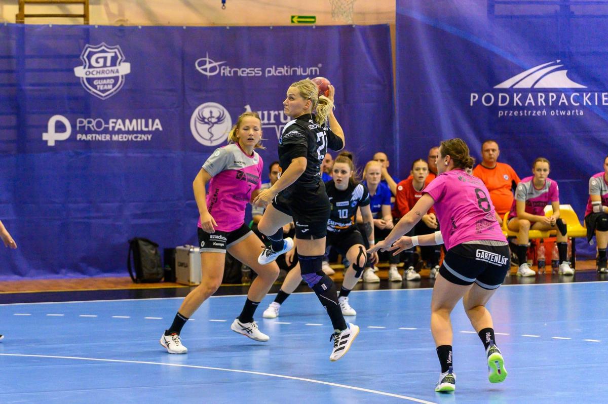 Jedna Valentina Nestsiaruk (w akcji) to za mało. Tak na PGNiG Superligę, jak i Ligę Europejską.<br/>fot.Robert Lasek/PGNiG Superliga Piłki Ręcznej Kobiet