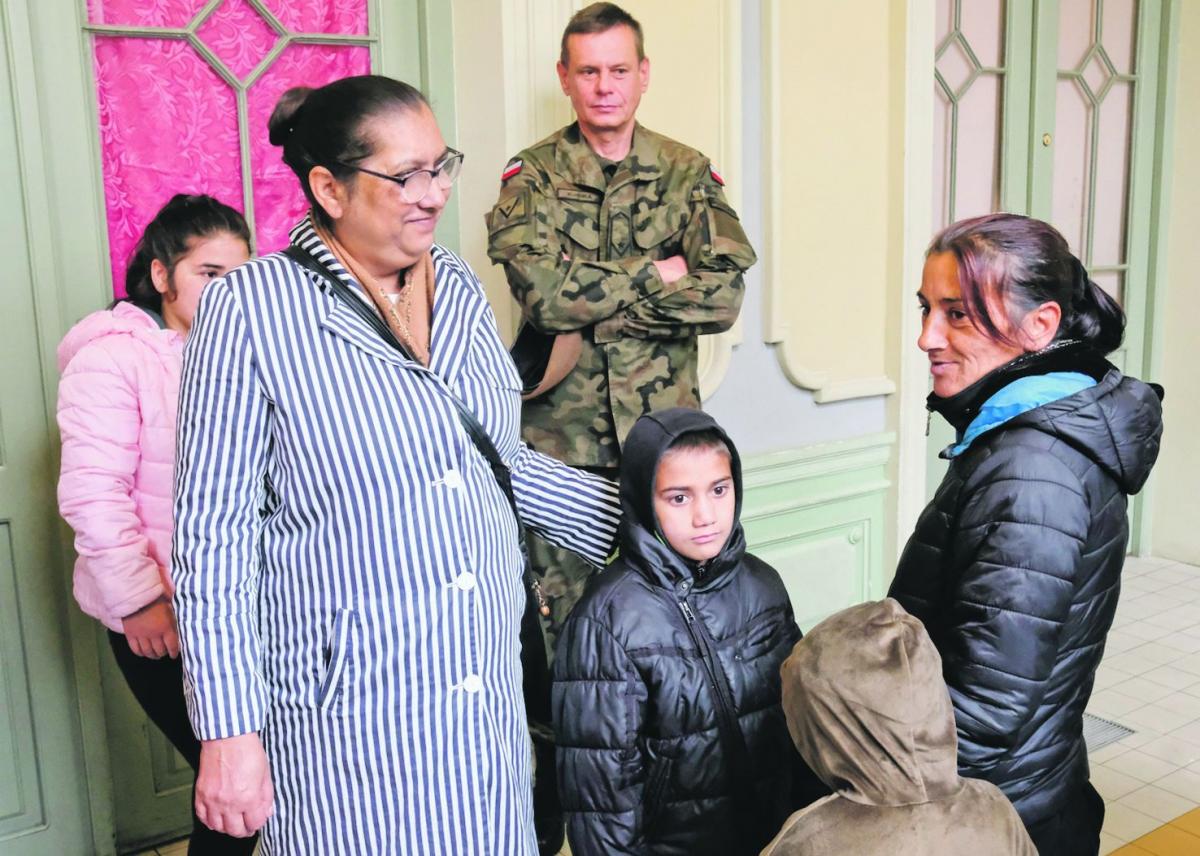 Zofia Barczak (z lewej) starała się wytłumaczyć kobietom, że nie mogą tu zostać.<br/>fot.JS