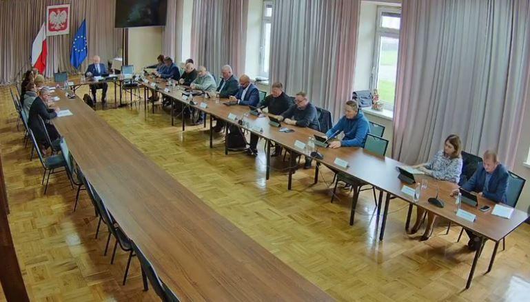 Sesja nadzwyczajna zwołana została celem przegłosowania dwóch zmian w budżecie miasta na ten rok. 

<br/>fot.kadr z nagrania sesji