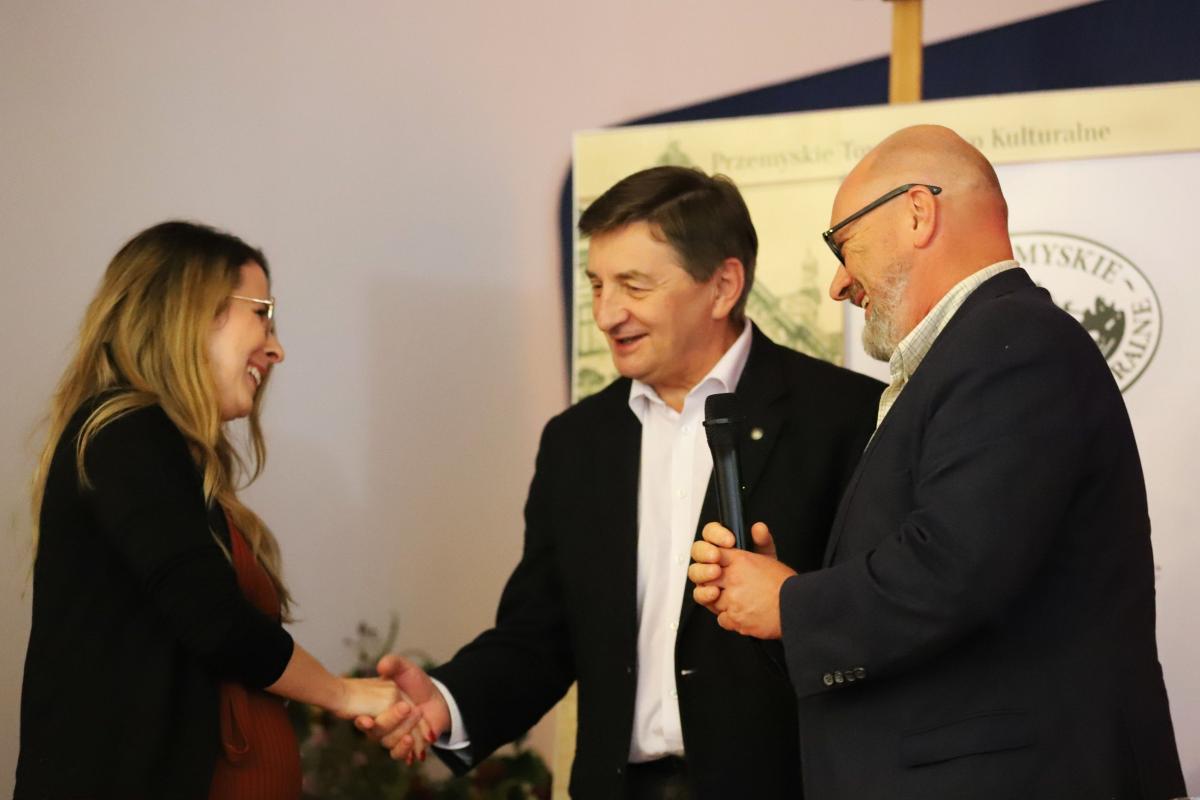 Od lewej Natalia Tarkowska, Marek Kuchciński -prezes PTK, dr Dariusz Dyląg.<br/>fot.Marta Olejnik