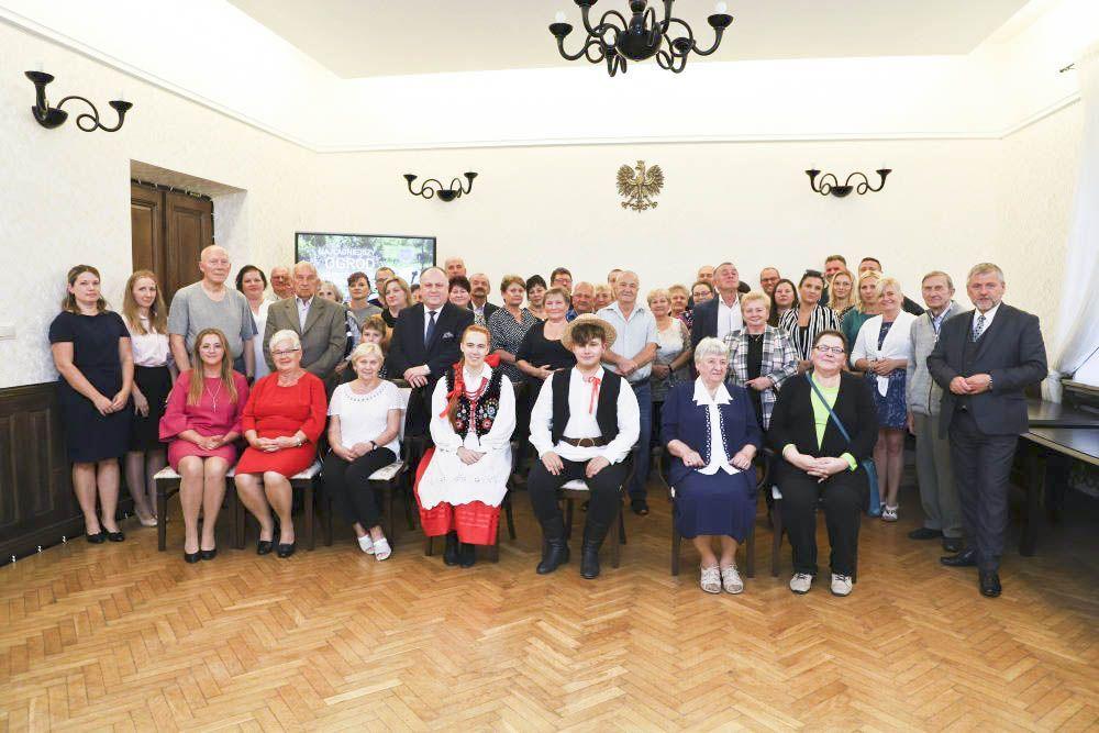W Przeworsku pięknych zieleńców i ukwieconych balkonów i ogrodów nie brakuje, ale miastu zależy, by było ich więcej. Dlatego również i w tym nagrodziło najbardziej pomysłowych i zaangażowanych ogrodników.<br/>fot.UM Przeworsk