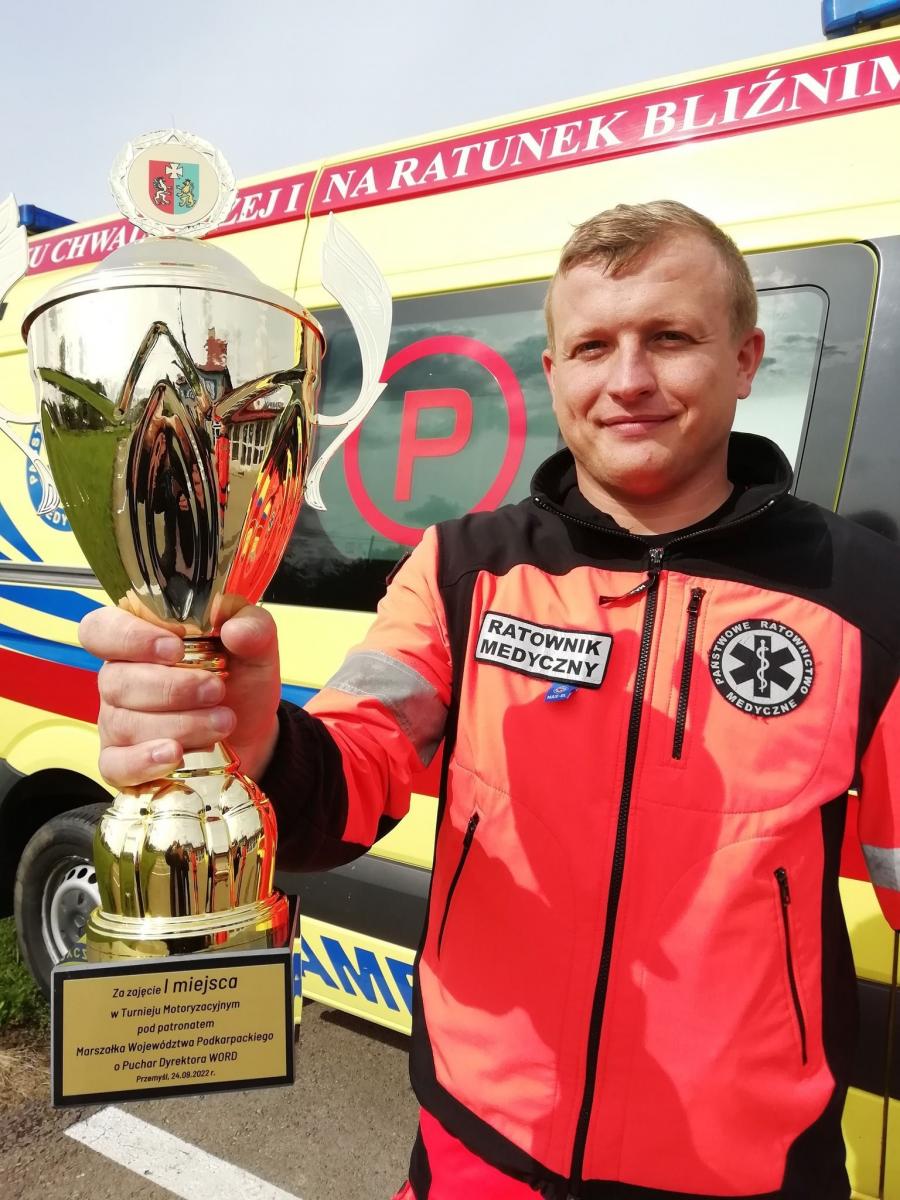 Podwójnym niekwestionowanym zwycięzcą konkursowych zmagań okazał się reprezentant Wojewódzkiej Stacji Pogotowia Ratunkowego w Przemyślu ratownik medyczny Marcin Baryła, który zajął najwyższe, 1. miejsce zarówno w klasyfikacji służb mundurowych i ratowniczych, jak i w klasyfikacji generalnej, zostawi