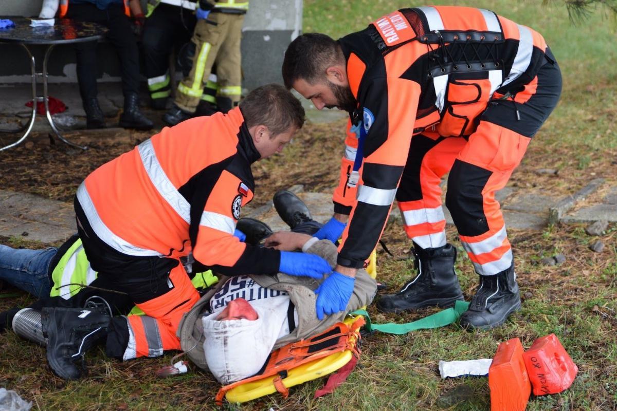 Rozwijający się pożar i rozlewająca się plama oleju odcięła drogę ucieczki pracownikom stacji przeładunkowej. Ulegli oni rozległym poparzeniom i zatruciu toksynami.<br/>fot.M. Betleja