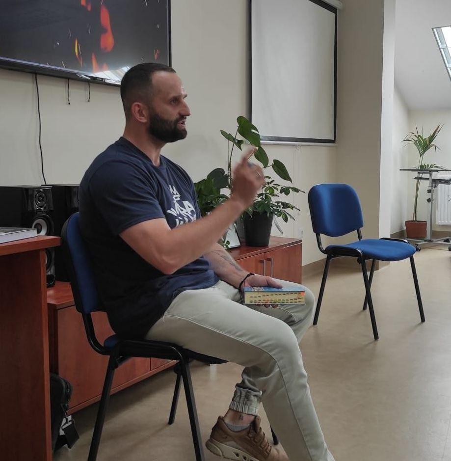 Niegdyś więzień, dziś świadek wiary i szczęśliwy mąż i ojciec Grzegorz Czerwicki spotkał się niedawno z osadzonymi w Zakładzie Karnym w Przemyślu, opowiadając im o swoje drodze do przemiany i przekonując, że warto postawić na relacje z Bogiem.

<br/>fot.st. szer. Kamilia Melnyk