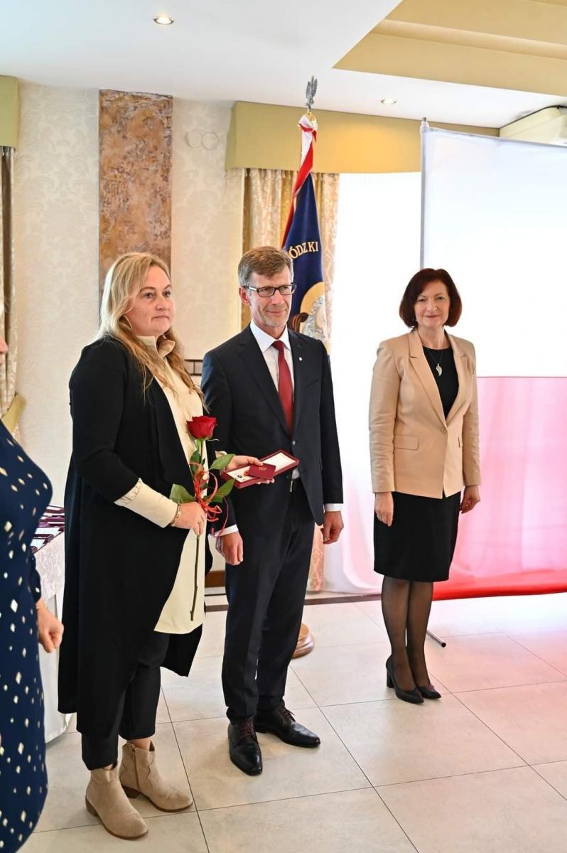 Krzyż Kawalerski Orderu Odrodzenia Polski w imieniu zmarłego ponad 2 lata temu dra Jana Hołówki odebrała córka Olga (z lewej).<br/>fot.Wojewódzki Szpital im. św. o. Pio w Przemyślu