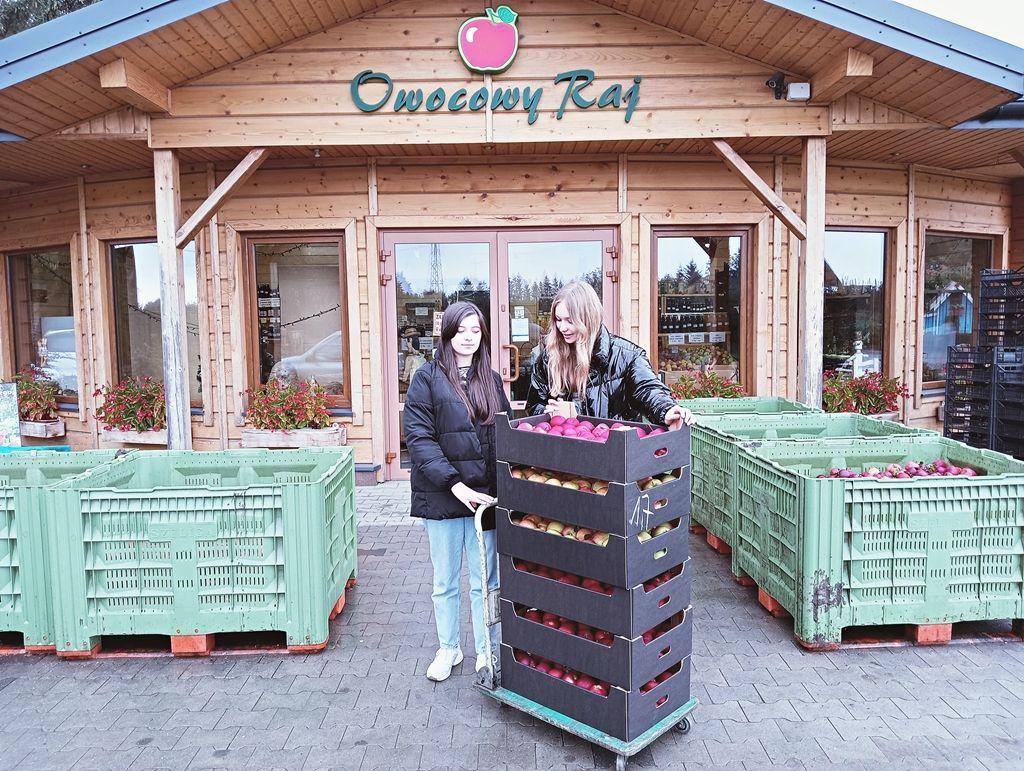 Ola i Julia postanowiły zwrócić się z prośbą o pomoc do Mariana Szeligi – właściciela firmy „Prosto z Sadu”, czyli Spółdzielczej Grupy Producentów Owoców „Szeliga”. Napisały specjalne pismo, w którym uzasadniły wagę i zasadność swojej prośby, po czym udały się na ulicę Ogrodową, by osobiście przekon