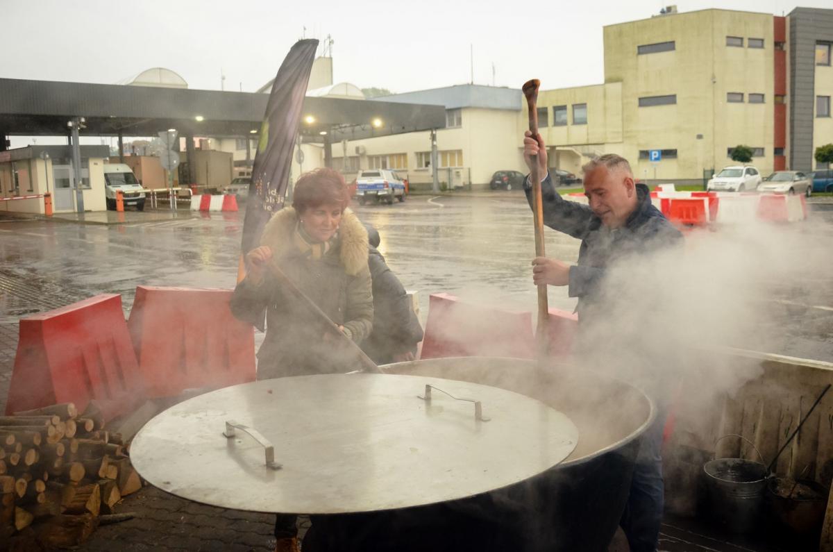 Była pierwsza dama Jolanta Kwaśniewska ugościła na przejściu granicznym w Medyce uchodźców wojennych z Ukrainy krupnikiem, który przygotowała według własnego przepisu. Zupą poczęstowało się ponad 1 tys. osób.<br/>fot.ze zbiorów własnych