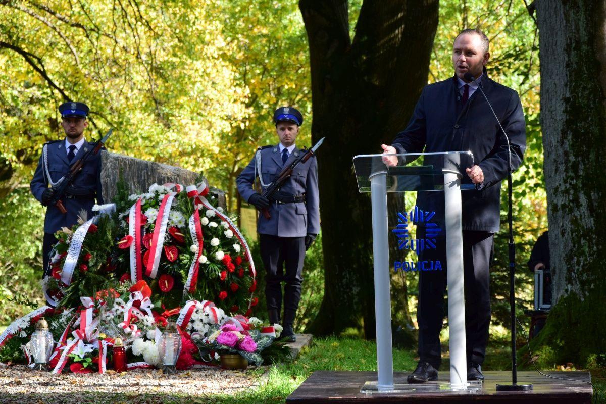 – Ta tablica mówi o życiu po życiu tutaj, na ziemi. Mówi o wiecznym życiu w pamięci. O życiu w pamięci polskiego narodu – powiedział prezes IPN dr Karol Nawrocki.<br/>fot.archiwum KWP Rzeszów