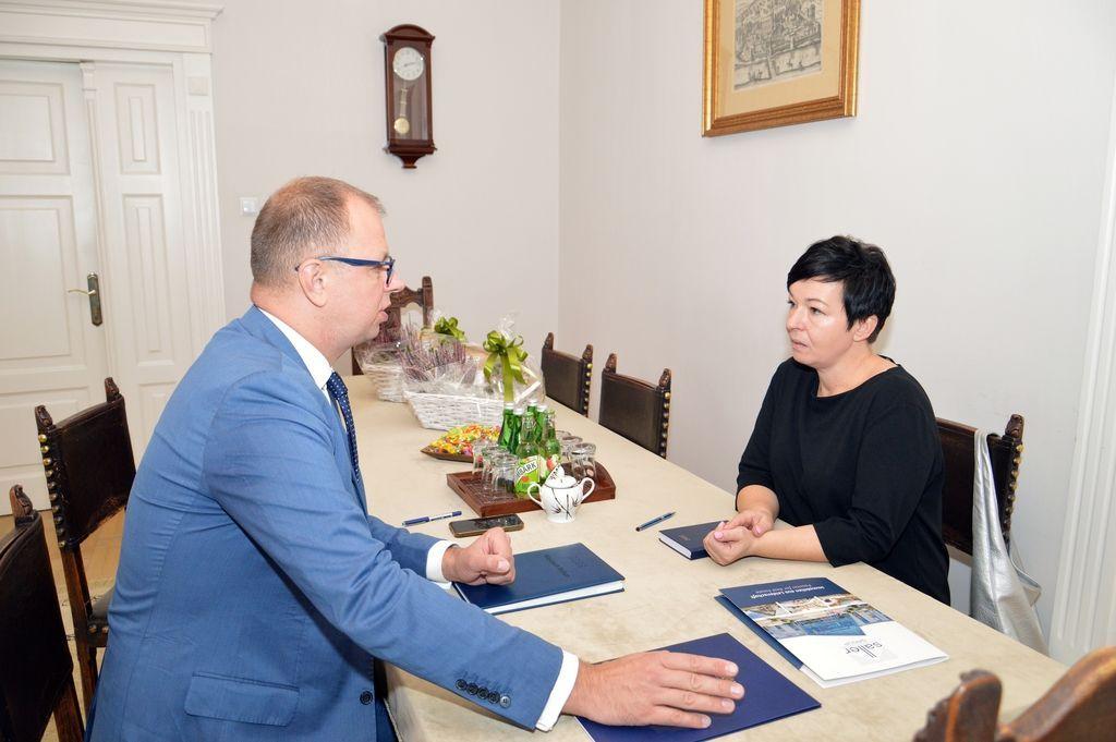 27 września br. prezydent Przemyśla W. Bakun spotkał się z przedstawicielką firmy Saller Group w sprawie przedłużenia umowy na bezpłatne użytkowanie budynku przy ul. Lwowskiej 36. <br/>fot.UM Przemyśl  