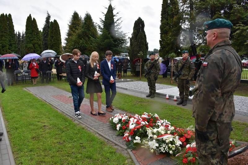 Pamięć walczących bohaterów uczcili uczniowie ze szkół w Hureczku i Medyce.<br/>fot.GCK w Medyce