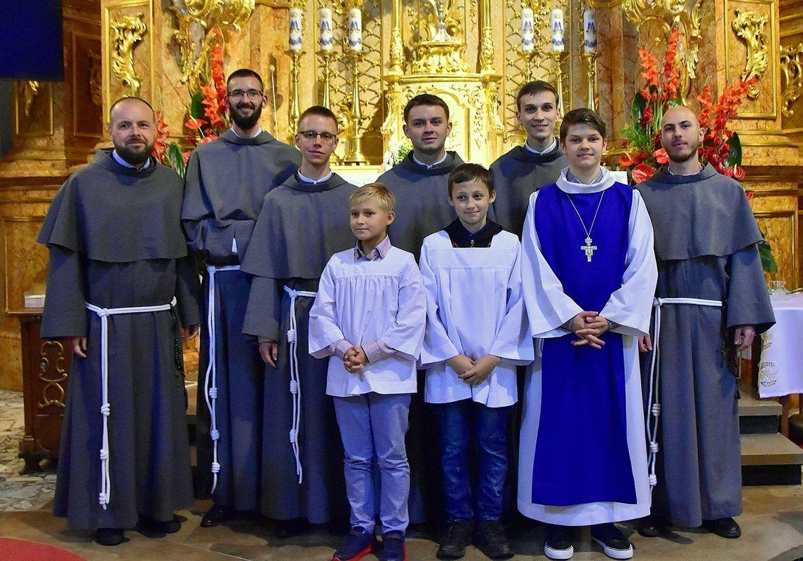17 września, w trakcie mszy św. w Bazylice w Kalwarii Pacławskiej, po zakończeniu rocznego nowicjatu swoje pierwsze śluby zakonne złożyło 5 braci nowicjuszy. Tego samego dnia światło dzienne ujrzał w sieci ich singiel wraz z teledyskiem nakręconym na kalwaryjskich wzgórzach, zatytułowany „Pójdę za T