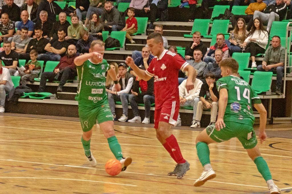 Mateusz Wanat (czerwony strój) strzelił pierwszą bramkę dla Eurobusu w Rudzie Śląskiej.<br/>fot.Grzegorz Gajdzik