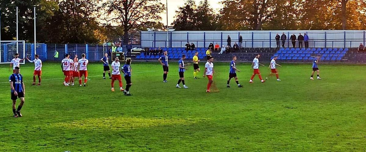 Drugą bramkę na kilkadziesiąt sekund przed końcem meczu w Jarosławiu zdobył Patryk Zieliński. Jego KS Wiązownica wygrał 2:0 i zameldował się w finale okręgowym Pucharu Polski.<br/>fot.Dominik Budzowski