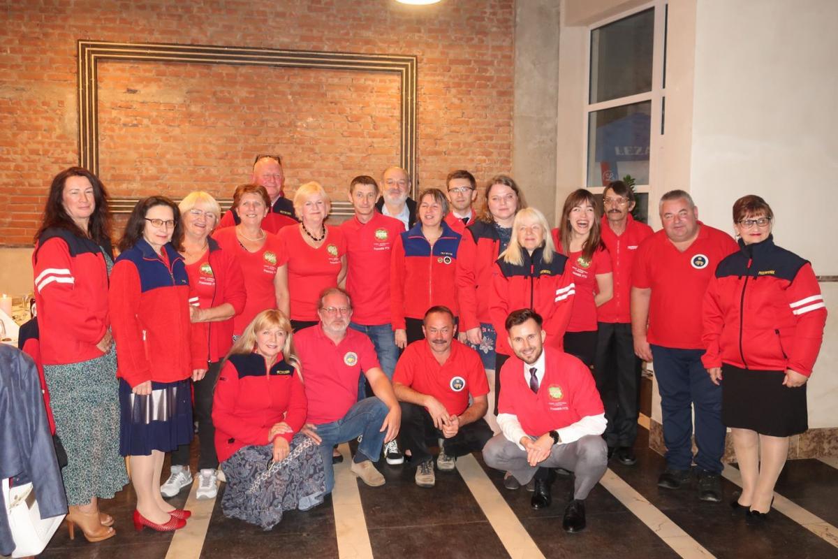 Przemyscy przewodnicy podczas jubileuszowego spotkania. Od prawej stoją: Barbara Gerula, Mariusz Bednarz, Wojciech Puc, Katarzyna Gorzała, Halina Stadnik, Marta Głogowska, Paweł Kasjan, Marzena Opaluch, Krzysztof Stadnik, Grzegorz Jakubiec, Stanisława Bańcarz, Anna Gołąb, Zdzisław Lipski, Maria Kali