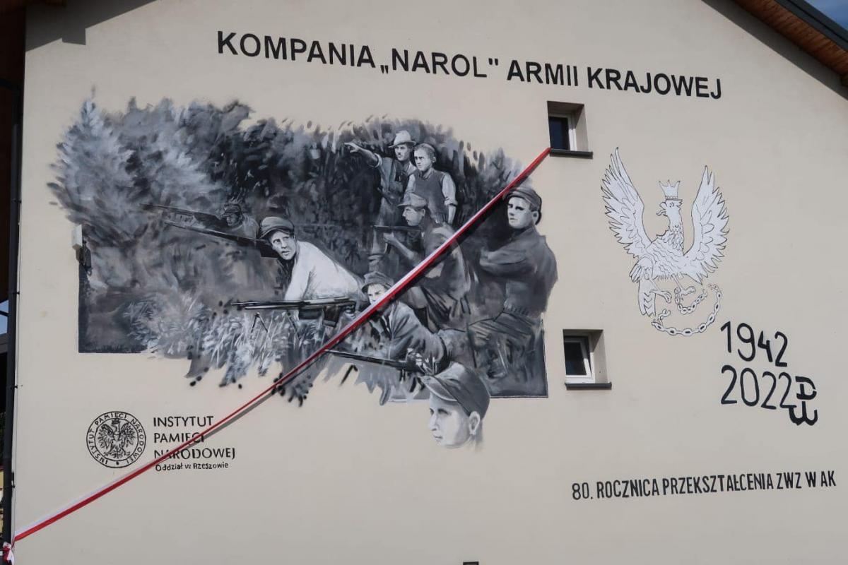 Na jednej z narolskich kamienic w Rynku powstał imponujący mural wraz z tablicą, upamiętniającą i poświęconą kompanii Narol. <br/>fot.ze zbiorów IPN oddział Rzeszów