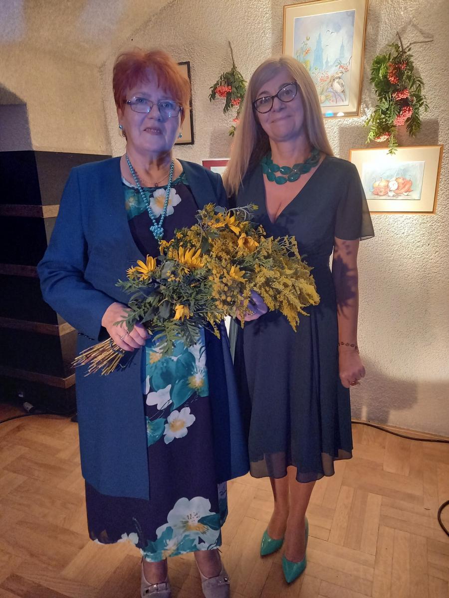 Jubilatka Teresa Paryna i prowadząca benefis dr Bernardyna Banaś (z prawej).<br/>fot.ze zbiorów własnych