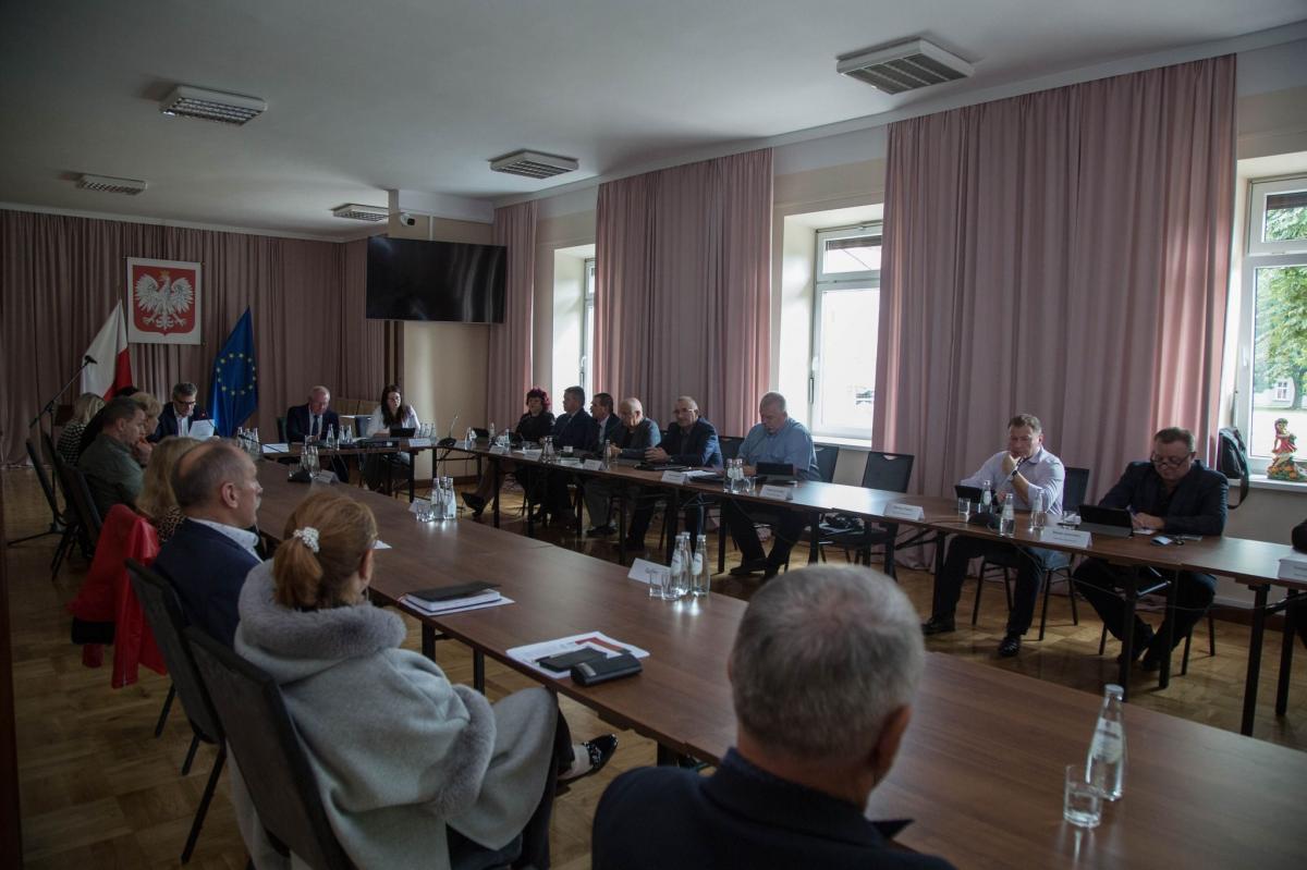 Przedmiotem dyskusji radnych był m.in. wymiar godzin pracy specjalistów zatrudnianych w szkołach i stawki strażackich diet.<br/>fot.UM Radymna