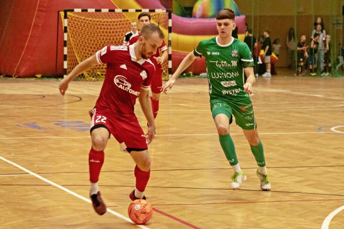 Lider IV-ligowego JKS Jarosław na zielonej murawie Sebastian Pawlak (przy piłce), zaliczył znakomity debiut w barwach I-ligowego futsalowego Eurobusu Przemyśl, zdobywając dwie bramki.<br/>fot.Grzegorz Gajdzik