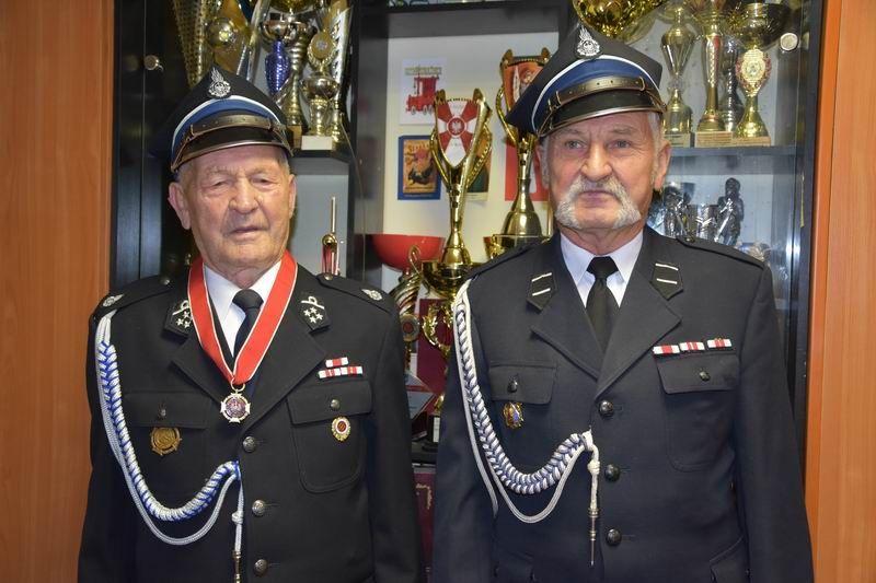 95-letni Władysław Ostrzywilk to najstarszy druh w Ochotniczej Straży Pożarnej w Mirocinie, ale też wśród wszystkich jednostek gminy Przeworsk, a niewykluczone, że i wśród strażaków w całej Polsce. Strażacką misję pełni też syn pana Władysława – Stanisław, który w tym roku skończył 70 lat. Jest stra