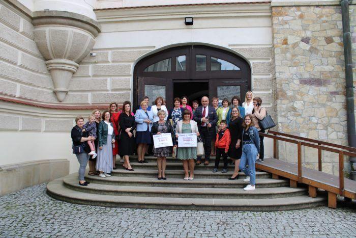 W konkursie,trzy najlepsze projekty miały zostać nagrodzone kwotą 10, 6, i 4 tysięcy dolarów amerykańskich. Ta środkowa należy do pań z gminy Krzywcza i ich projektu: „Z tradycją mi po drodze – wiem skąd pochodzę” – cykl zajęć edukacyjno-warsztatowych dla kobiet z terenów wiejskich”. 

<br/>fot.UG K