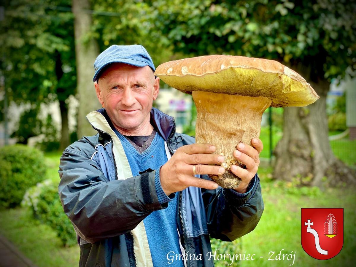 Pan Janusz i znaleziony przez niego prawdziwek gigant o wadze... 2320 g!<br/>fot.UG Horyniec-Zdrój