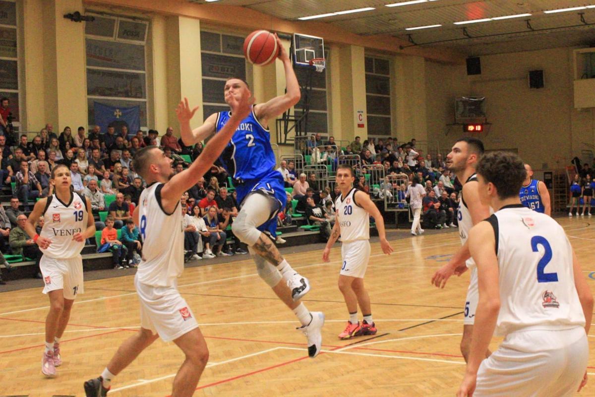 Radosław Skubiński (z piłką) w poprzednim sezonie występował w barwach... Wisły Kraków. Tak przed nim, jak i jego kolegami z zespołu jeszcze sporo pracy.<br/>fot.Grzegorz Gajdzik